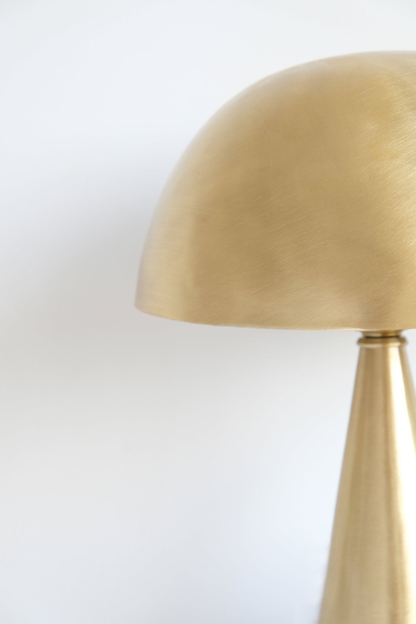 Lampe de Table en Laiton – Élégance et Lumière Intemporelle