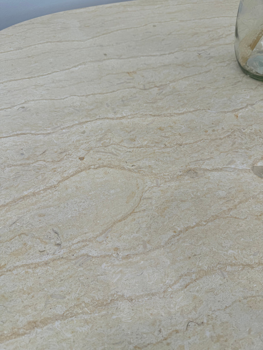 Table Basse en Travertin – Élégance Naturelle et Intemporelle