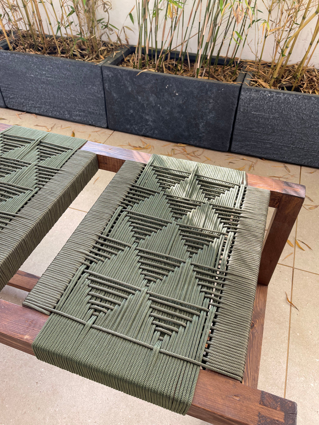 Banc en Bois de Noyer et Fil Nylon - Élégance et Polyvalence