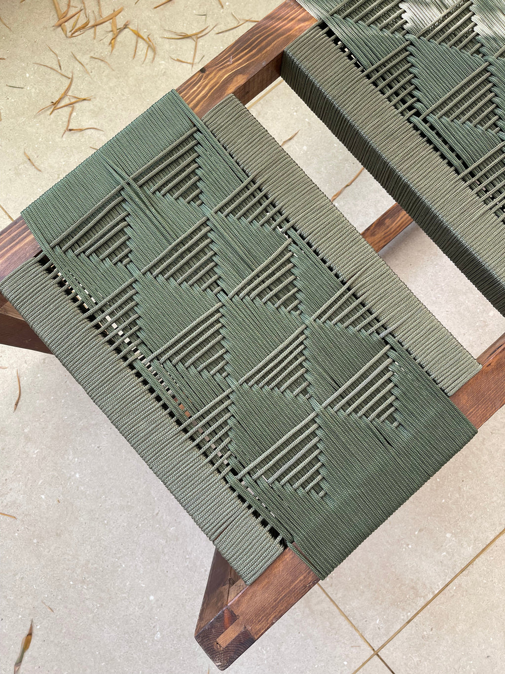 Banc en Bois de Noyer et Fil Nylon - Élégance et Polyvalence