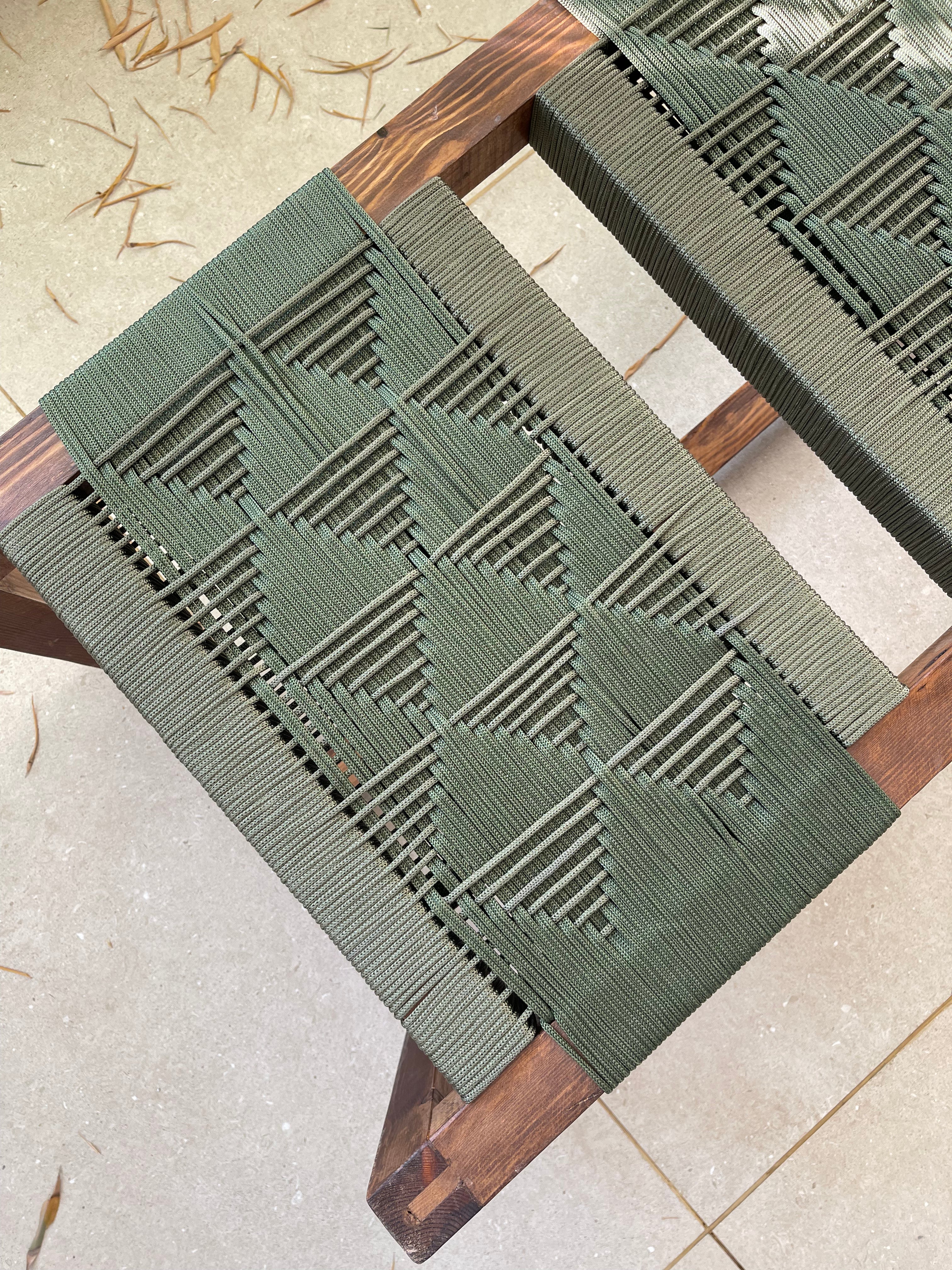 Banc en Bois de Noyer et Fil Nylon - Élégance et Polyvalence