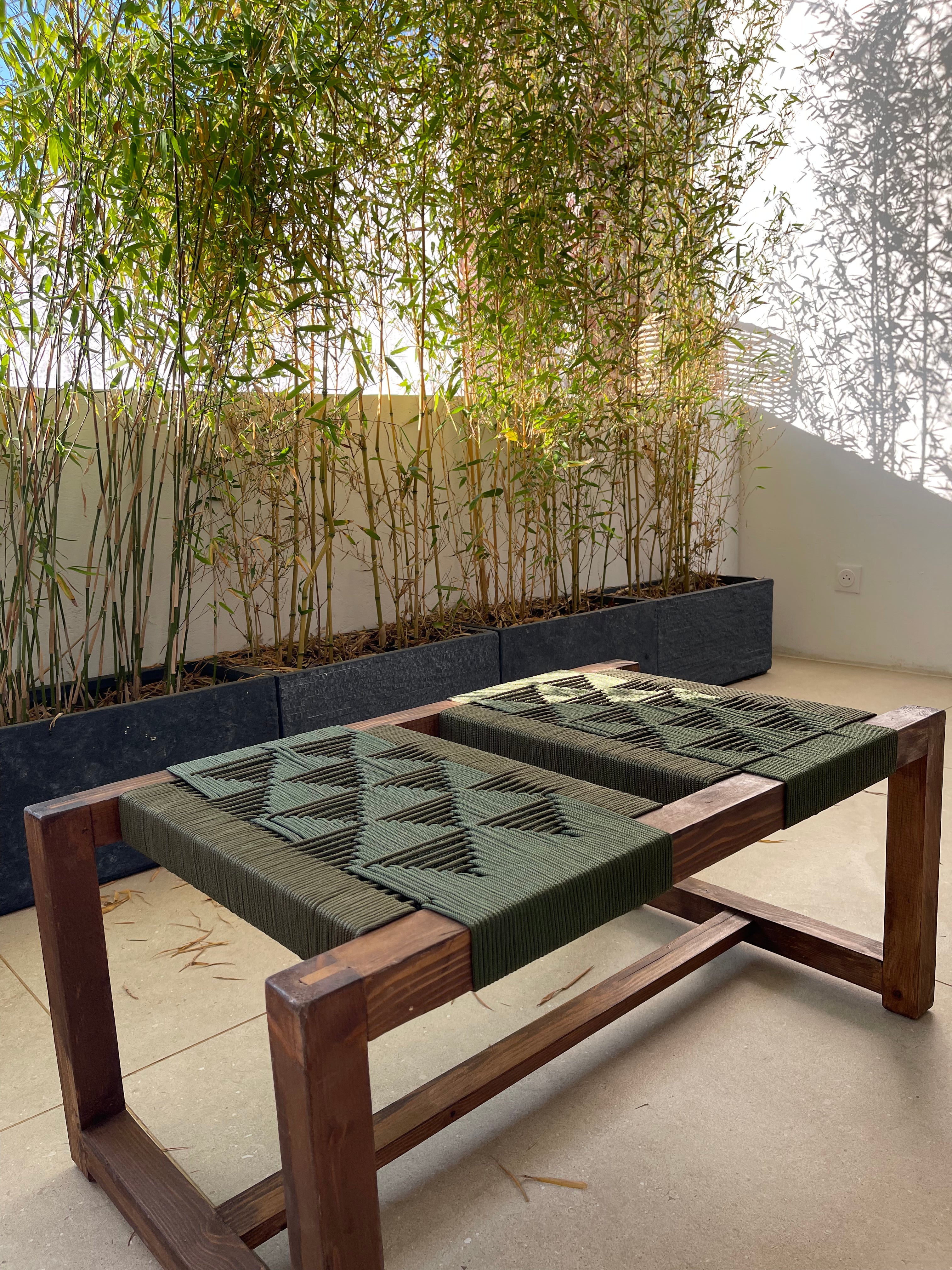 Banc en Bois de Noyer et Fil Nylon - Élégance et Polyvalence