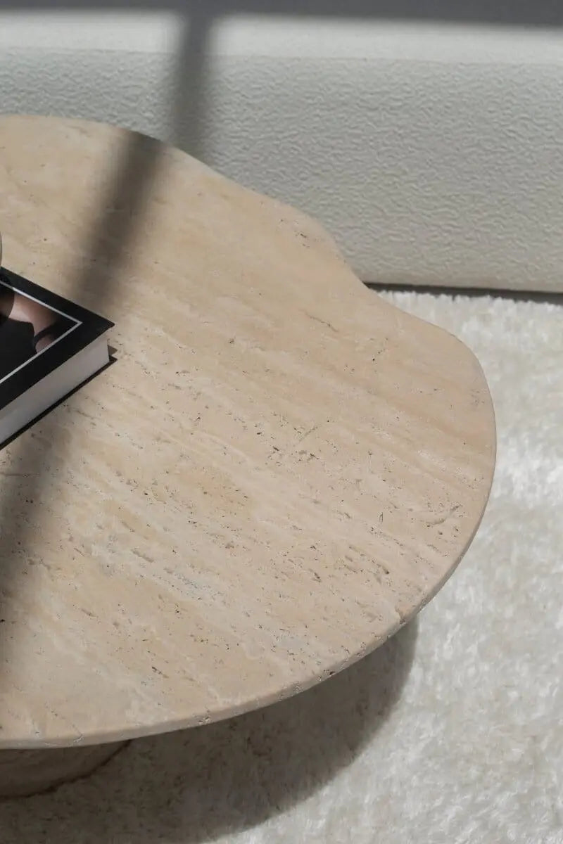 Table Basse en Travertine Irrégulière avec Base en Lamelles de Travertine