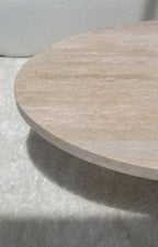Table Basse Ovale en Travertin avec Base en Lamelles de Travertin (2 Tailles)