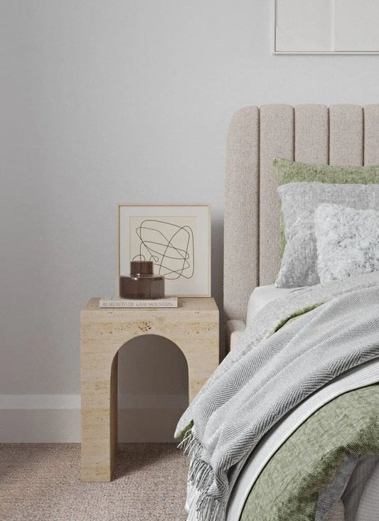 Table d'appoint en travertin avec design en arche