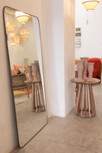 Table d’Appoint Ronde en Noyer – Élégance et Praticité