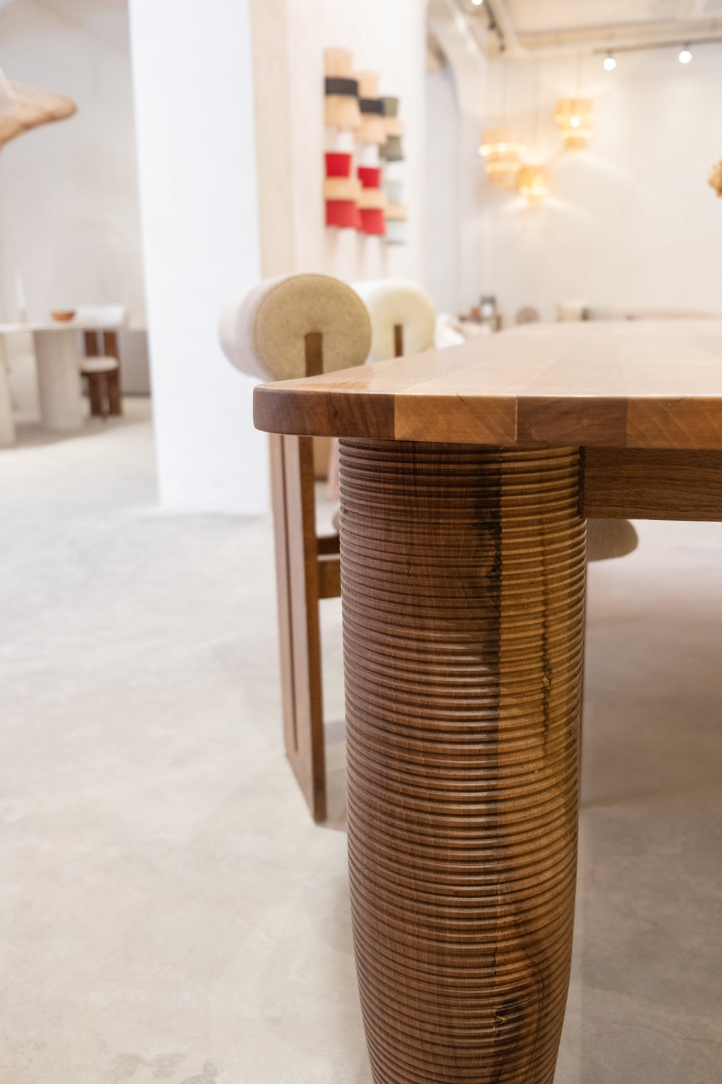 Table Rectangulaire en Noyer – Élégance et Intemporalité