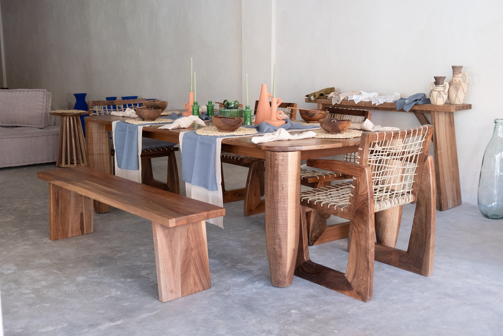 Table Rectangulaire en Noyer – Élégance et Intemporalité