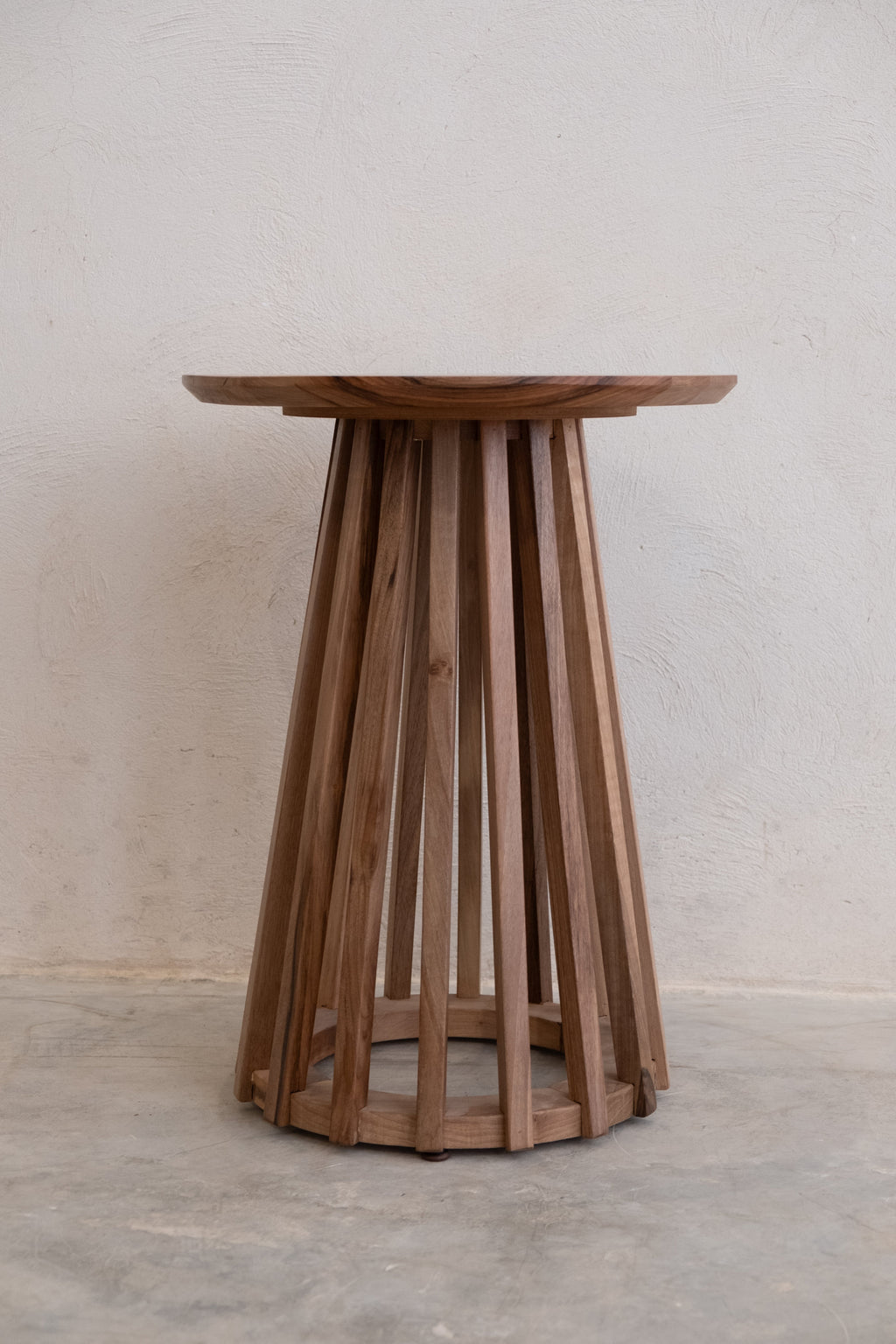 Table d’Appoint Ronde en Noyer – Élégance et Praticité