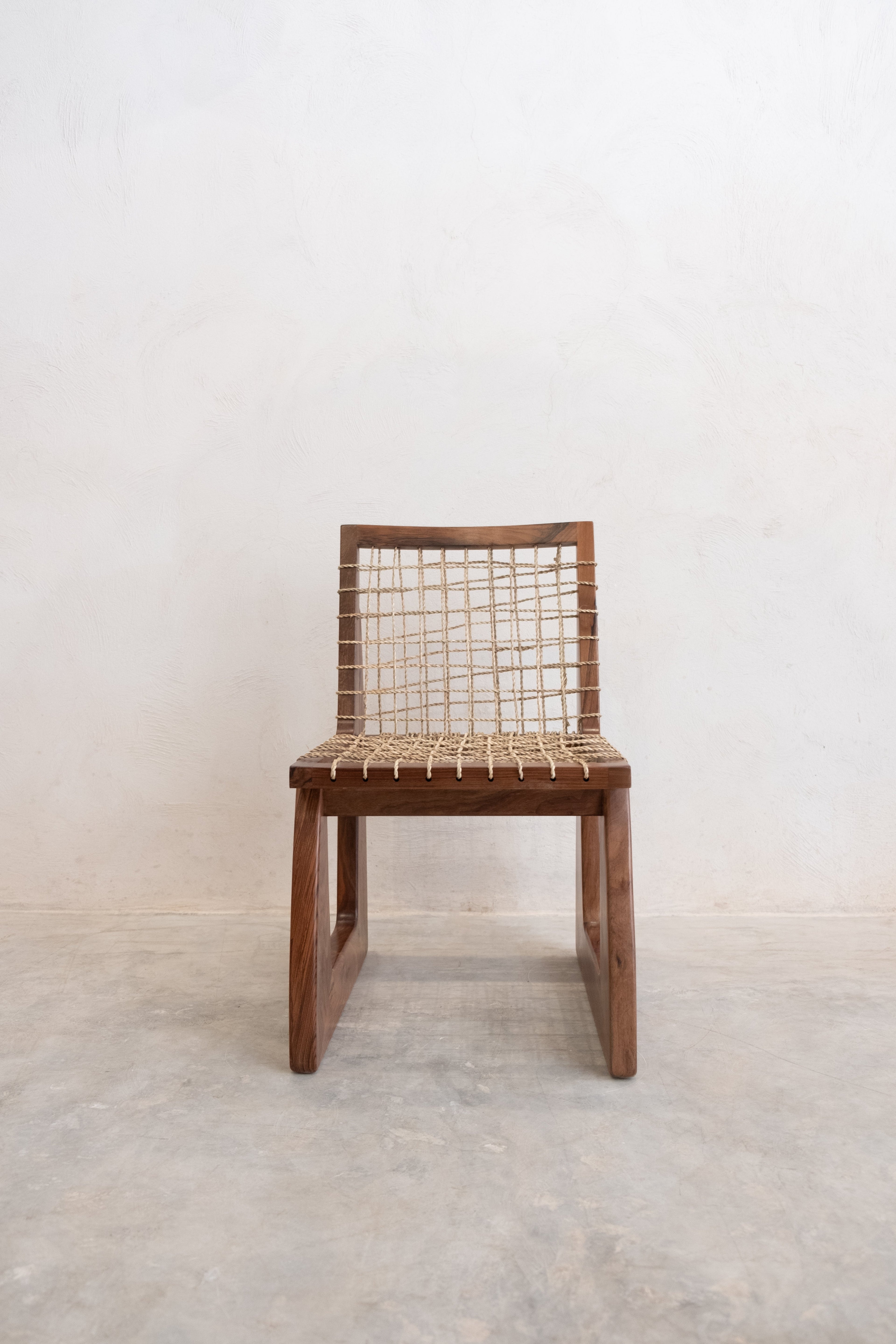 Chaise en Bois de Noyer – Élégance Naturelle et Intemporelle