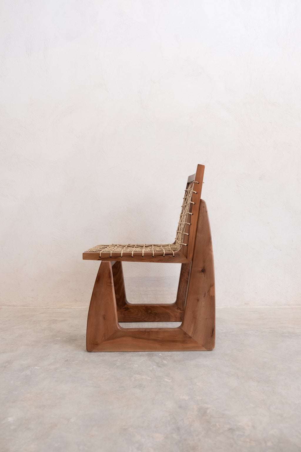 Chaise en Bois de Noyer – Élégance Naturelle et Intemporelle